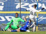 edouard-mendy-kiri-menyelamatkan-tembakan-dari-gelandang-leeds-united-asal-brazil-raphinha.jpg
