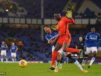 edouard-mendy-saat-melanggar-dominic-calvert-lewin.jpg