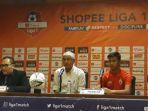 edson-tavares-bersama-resky-fandi-saat-menghadiri-jumpa-pers.jpg