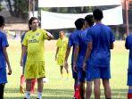 eduardo-almeida-memimpin-latihan-rutin.jpg