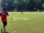 edward-ivakdalam-memimpin-training-terpusat-tim-sepakbola-papua.jpg