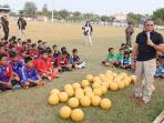 edy-rahmayadi-giving-balls_20160812_154114.jpg