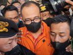 eks-pejabat-pajak-rafael-alun-trisambodo-mengenakan-baju-tahanan.jpg