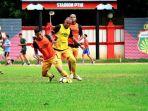 eks-pemain-timnas-meksiko-edgar-pacheco-rompi-kuning.jpg