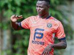 eks-persib-bandung-ezechiel-ndouassel-yang-ikut-latihan-dengan-fc-bekasi.jpg