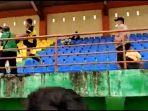 eks-timnas-dan-psms-saktiawan-sinaga-tendang-penonton.jpg