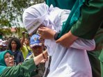 eksekusi-hukuman-cambuk-pelanggaran-hukum-jinayah-aceh_20160302_104905.jpg