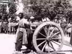 eksekusi-mati-menggunakan-meriam-di-iran-pada-tahun-1890_20180119_224808.jpg