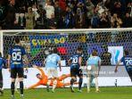 eksekusi-penalti-hakan-calhanoglu-di-laga-inter-milan-vs-lazio-semifinal-piala-super-italia.jpg