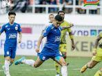 eksekusi-penalti-pemain-psis-semarang-jonathan-cantilana-ke-gawang-barito-putera.jpg