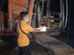 ekskavator-proyek-jalan-dibakar_20180915_130233.jpg