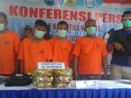 ekspose-penangkapan-tersangka-pengedar-sabu_20180403_114123.jpg