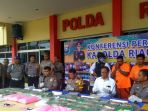 ekspose-pengungkapan-di-mapolda-riau-terkait-peredaran-sab_20180502_120642.jpg