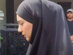 ekspresi-diam-irish-bella-saat-tiba-di-rumah-duka-ayah-ammar-zoni.jpg