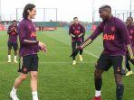 ekspresi-edinson-cavani-dan-paul-pogba-saat-mengikuti-latihan-manchester-united.jpg