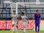 ekspresi-kecewa-bek-bali-united-andhika-wijaya-setelah-mencetak-gol-bunuh-diri.jpg