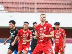 ekspresi-kecewa-gelandang-persija-jakarta-hanno-behrens.jpg