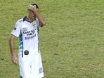 ekspresi-kecewa-striker-persib-juan-carlos-belencoso_20180318_022530.jpg
