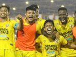 ekspresi-kegembiraan-pemain-semen-padang-setelah-berhasil-mengalahkan-psps-di-liga-2.jpg