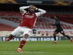 ekspresi-kekecewaan-lacazette-usai-gagl-mencetak-gol-ke-gawang-slavia-praha.jpg