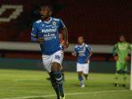 ekspresi-patrich-wanggai-setelah-mencetak-gol.jpg