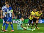 ekspresi-pemain-brighton-saat-gawanynya-dibobol-pemain-aek-athena-di-liga-eropa.jpg