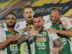 ekspresi-pemain-pss-sleman-aaron-evans-kedua-kanan-dengan-rekannya-setelah-cetak-gol.jpg