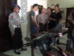 elaku-penggelapan-motor-saat-diintrogasi-polisi_20170224_201046.jpg