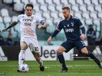 elandang-italia-benevento-nicolas-viola-kiri-dan-gelandang-juventus-dari-brasil-arthur.jpg