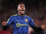 elanga-meluapkan-kebahagiaannya-dengan-mengenakan-jersey-warna-biru-manchester-united.jpg