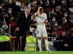 elatih-real-madrid-italia-carlo-ancelotti-kiri-berbicara-dengan-toni-kroos.jpg