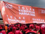 elemen-aksi-unjuk-rasa-buruh-memasang-spanduk.jpg