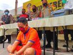 eliyas-dengan-tangan-terborgoli-diperlihatkan-dalam-konferensi-pers-di-mapolres-gresik.jpg