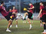 elkan-baggott-jordi-amat-dan-sandy-walsh-terlihat-mulai-latihan-saat-sampai-di-filipina.jpg