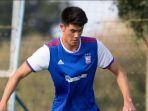elkan-baggott-saat-tampil-membela-ipswich-town-u-18.jpg
