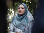elly-sugigi-gandeng-pasangan-baru_20200729_211951.jpg