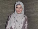 elma-theana-diabadikan-usai-konferensi-pers-film-cahaya-cinta-pesantren_20170109_232003.jpg