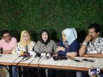 elvy-sukaesih-dan-kelurga-tidak-mampu-menahan-air-mata-saa.jpg