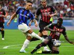 emain-depan-inter-milan-argentina-lautaro-martinez-menendang-bola.jpg