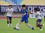 emain-psis-semarang-taisei-marukawa-diadang-pemain-persita-tangerang-fahreza-sudin.jpg