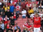 emile-smith-rowe-bereaksi-setelah-timnya-kalah-di-depan-sang-tamu-brighton.jpg