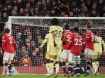emile-smith-rowe-menembak-ke-gawang-yang-kosong.jpg