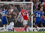 emile-smith-rowe-tengah-menembak-melewati-kiper-senegal.jpg