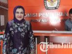 emilia-contessa-saat-berkonsultasi-di-lobby-kpud-jatim_20180426_133829.jpg