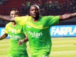 emmanuel-pacho-kenmogne-dari-persebaya-surabaya_20141118_142428.jpg