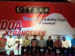 enam-agama-doa-bersama-di-pantai-losari-makassar_20151223_073159.jpg