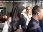 enam-jam-diperiksa-kpk-istri-gubernur-aceh-bungkam_20180801_140730.jpg