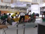 enam-orang-mendorong-mobil-balap-formula-3_20170809_162848.jpg
