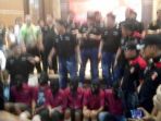 enam-pelaku-pembunuhan-sadis-di-mabar-saat-akan-dipaparkan-di-aula-tribrata-mapolda-sumu_20170417_135637.jpg