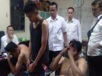 endang-saputra-duduk-tidak-berbaju-memegang-kepala-saat-diamankan-di-unit-1-subdi.jpg